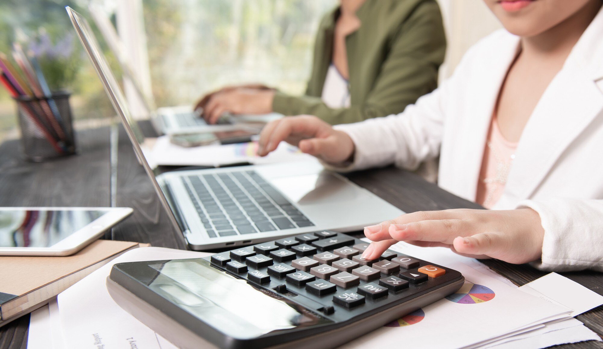 business-woman-working-teamwork-process_1150-37738